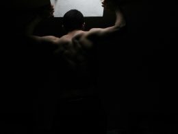 mann-mit-betondecke-xvMzpANK9mY