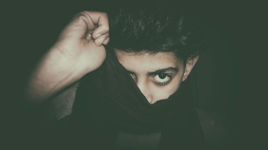 mann-mit-schal-um-den-hals-PCEOEThkXnw