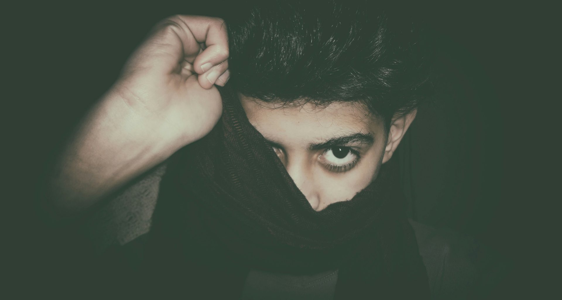 mann-mit-schal-um-den-hals-PCEOEThkXnw