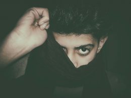 mann-mit-schal-um-den-hals-PCEOEThkXnw