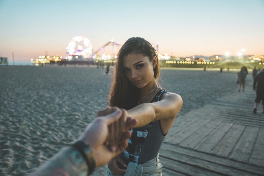 mann-halt-die-hand-einer-frau-im-stehen-4q0OSpJ2dYg