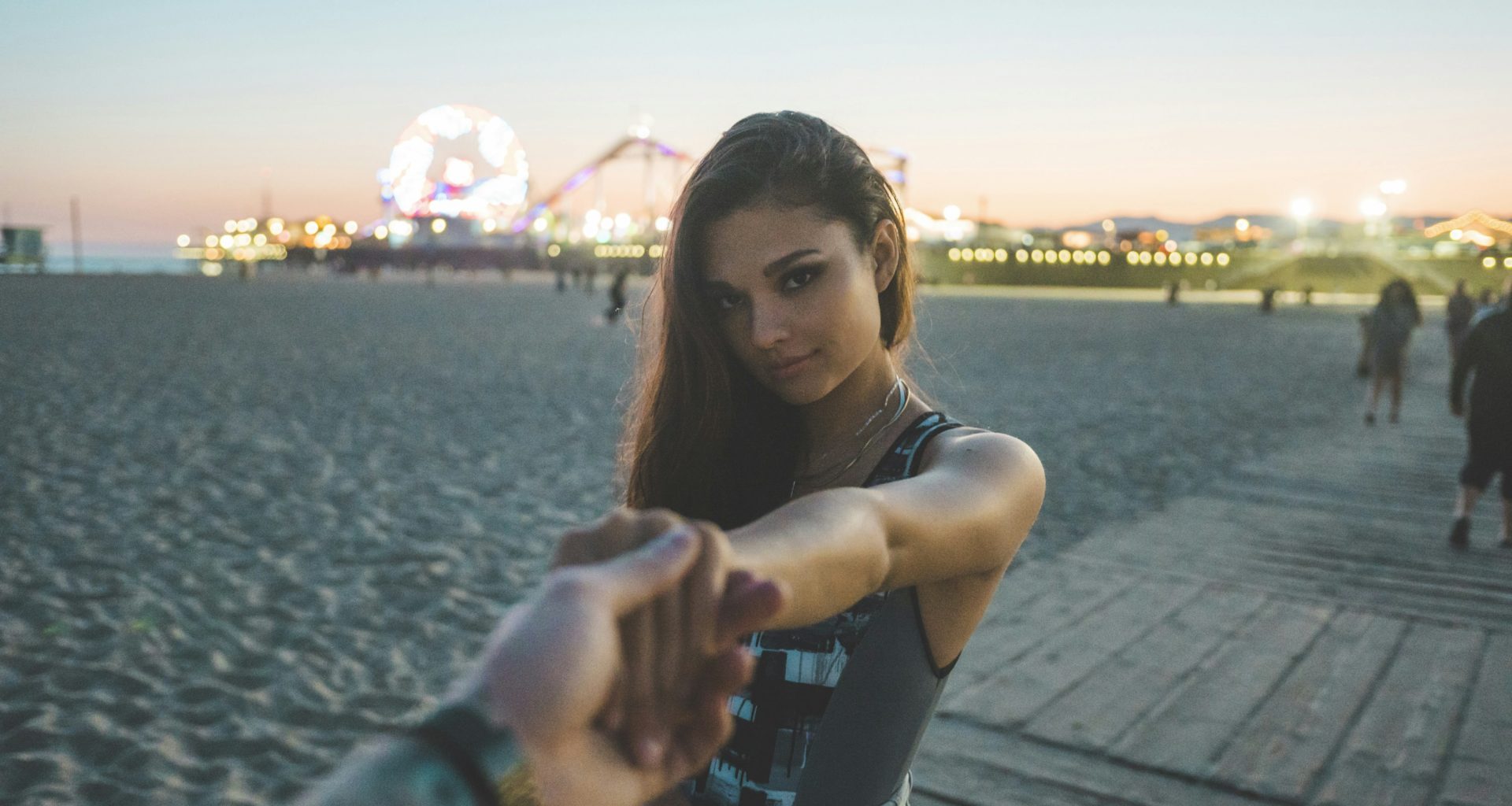 mann-halt-die-hand-einer-frau-im-stehen-4q0OSpJ2dYg