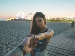 mann-halt-die-hand-einer-frau-im-stehen-4q0OSpJ2dYg