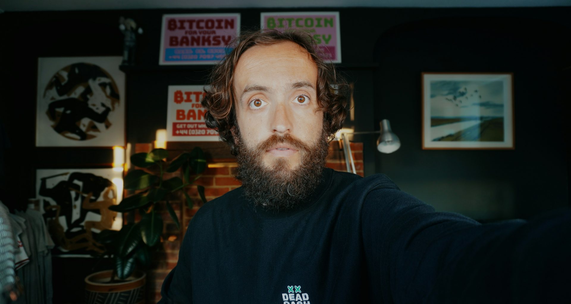 mann-in-schwarzem-rundhalsshirt-S9C7TAt9gWo