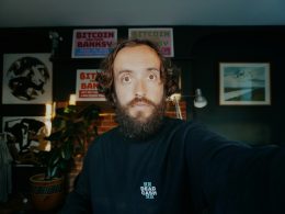 mann-in-schwarzem-rundhalsshirt-S9C7TAt9gWo