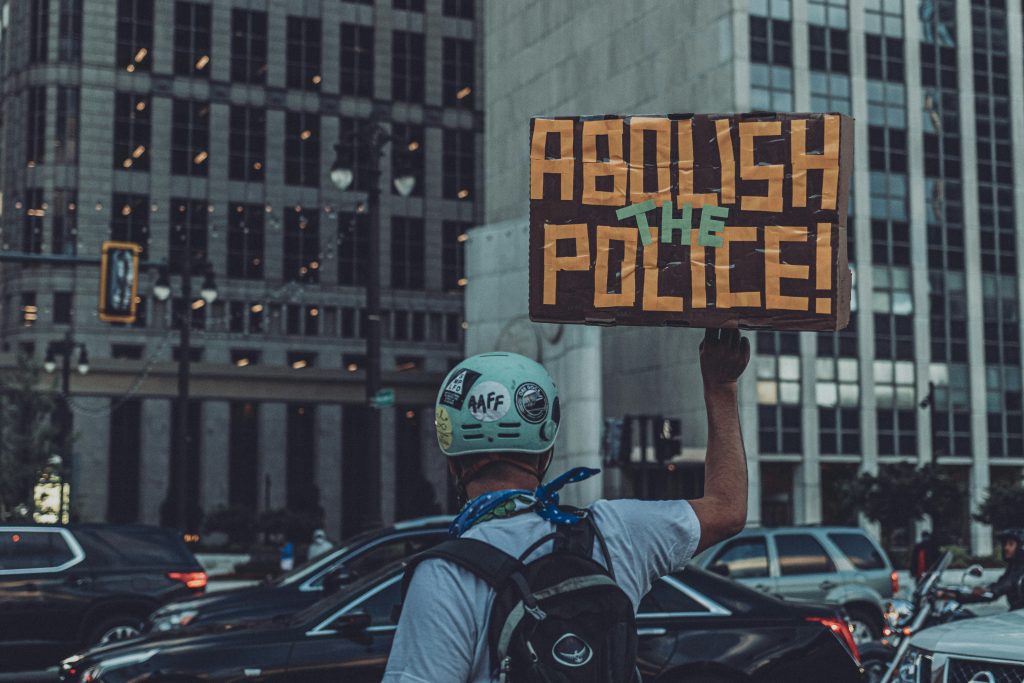 mann-in-schwarzem-helm-und-schwarzer-jacke-fahrt-tagsuber-auf-dem-motorrad-UeDoTWVbbJY