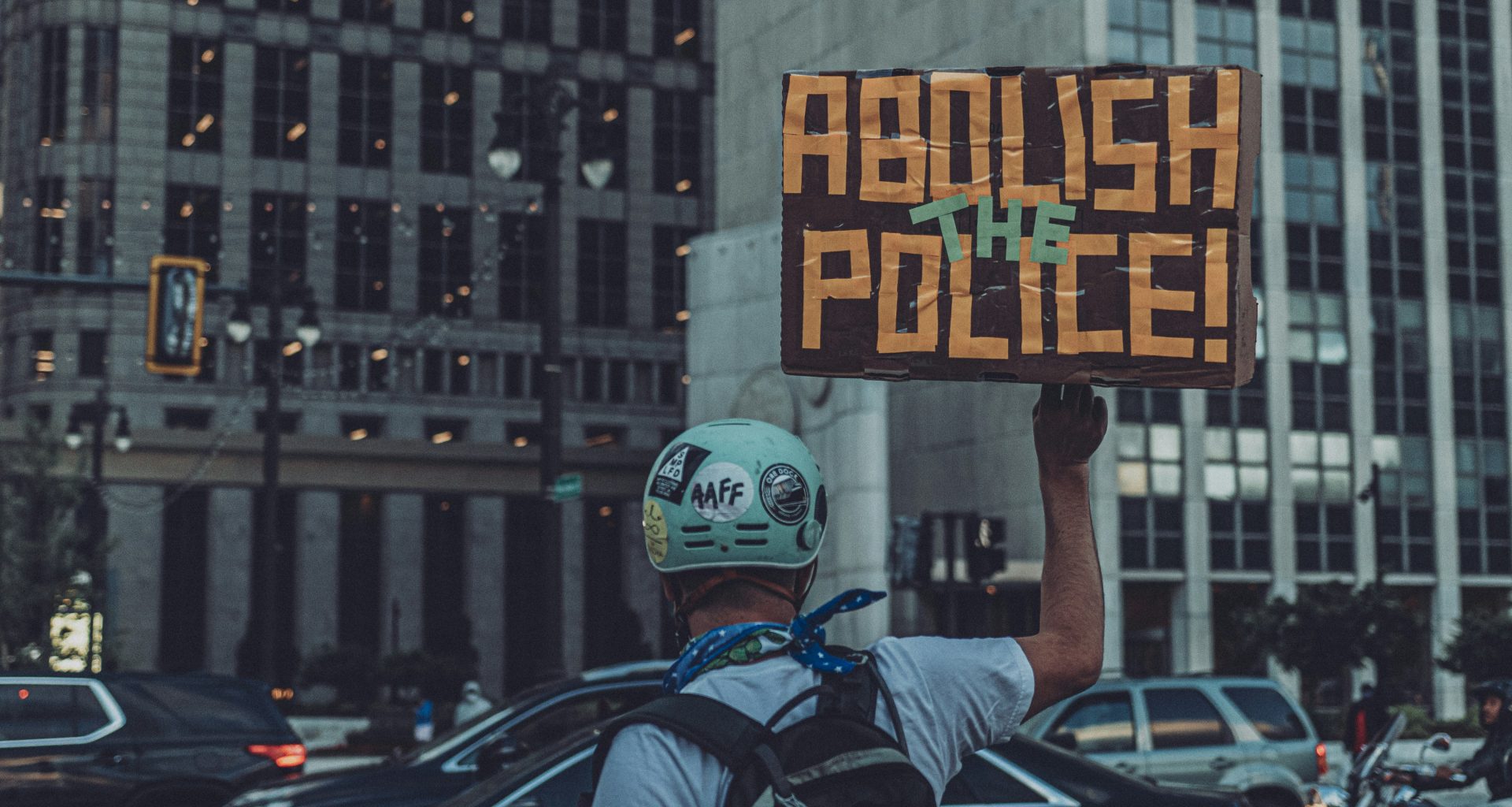 mann-in-schwarzem-helm-und-schwarzer-jacke-fahrt-tagsuber-auf-dem-motorrad-UeDoTWVbbJY