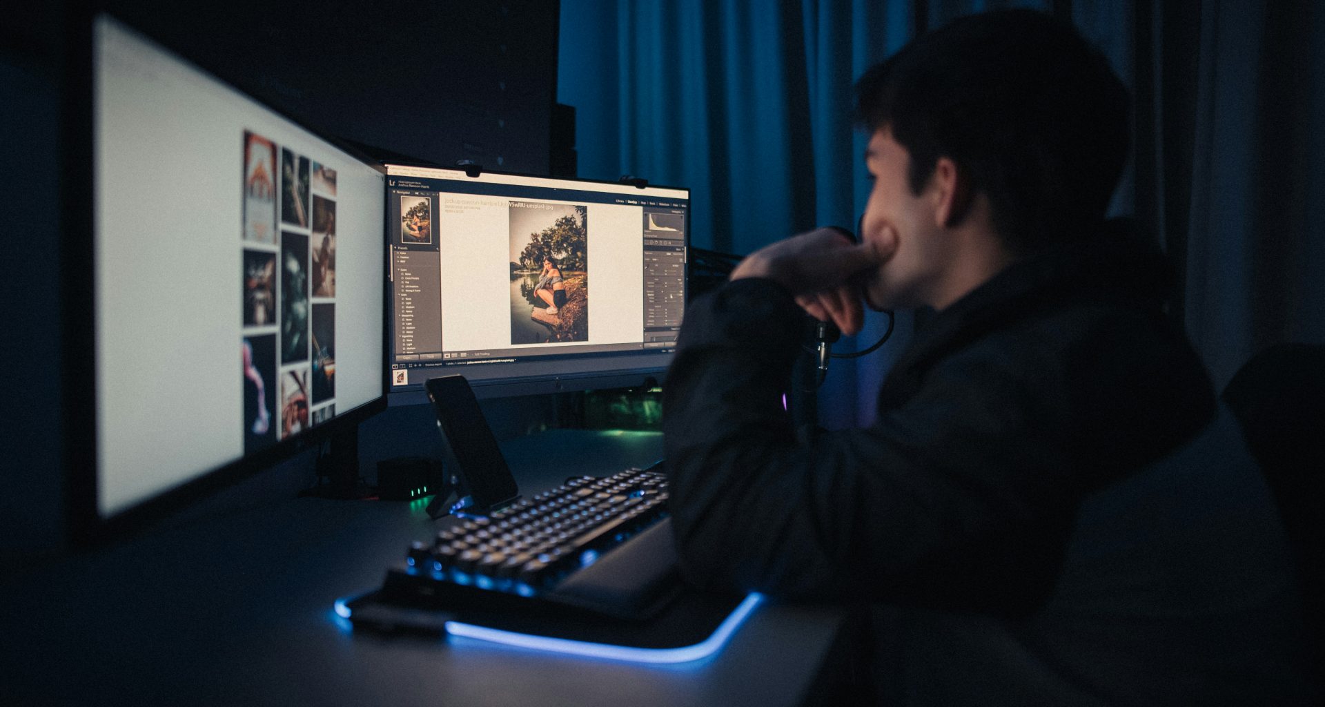 mann-in-schwarzem-kapuzenpulli-sitzt-vor-dem-computer-vZ-fwKoF2s0