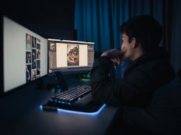 mann-in-schwarzem-kapuzenpulli-sitzt-vor-dem-computer-vZ-fwKoF2s0