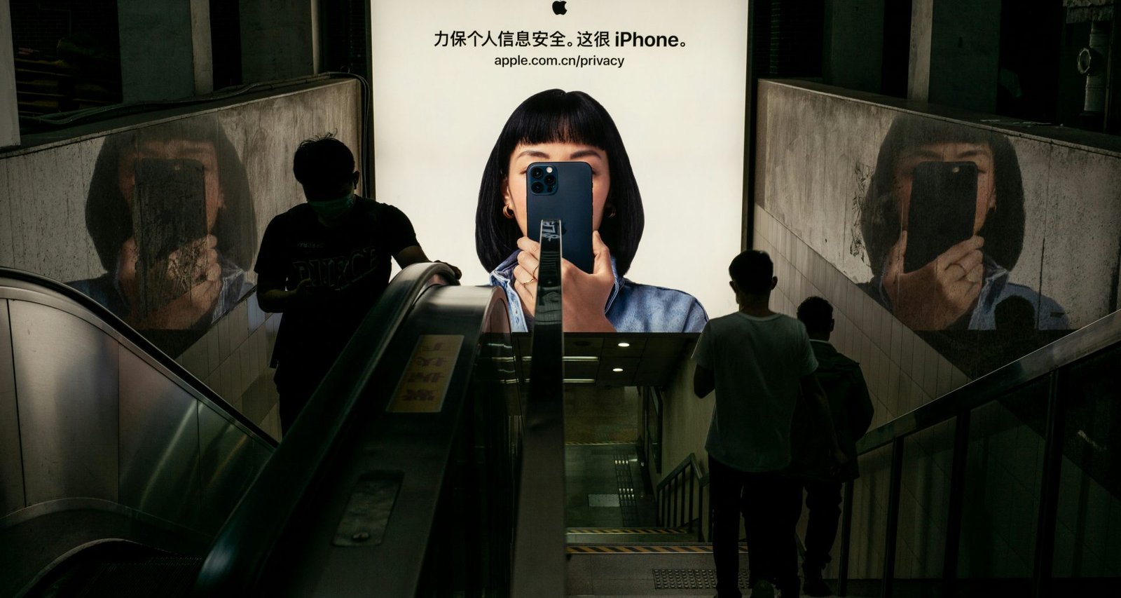 mann-in-schwarzer-jacke-mit-blauer-iphone-hulle-iA3qDj6_nck