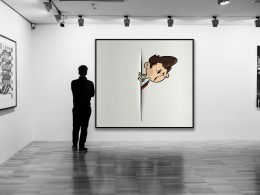 mann-in-schwarzer-jacke-vor-weisser-wand-mit-orange-gelber-herzwand-OfjOuw_prPg