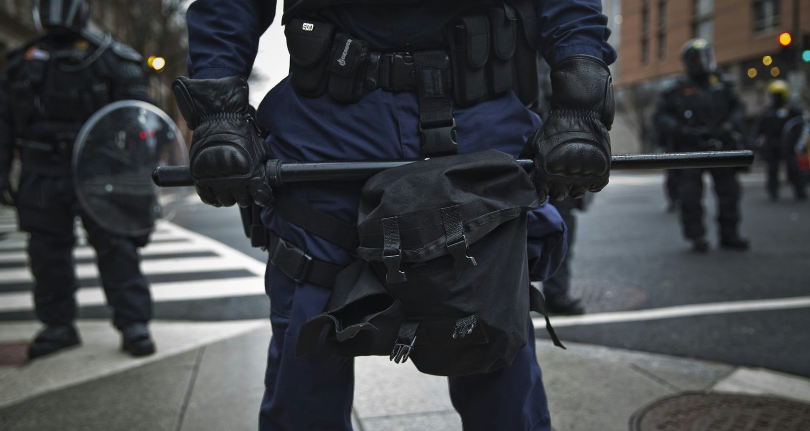 mann-in-schwarzer-lederjacke-mit-gewehr-Ym_S9PsKGgU