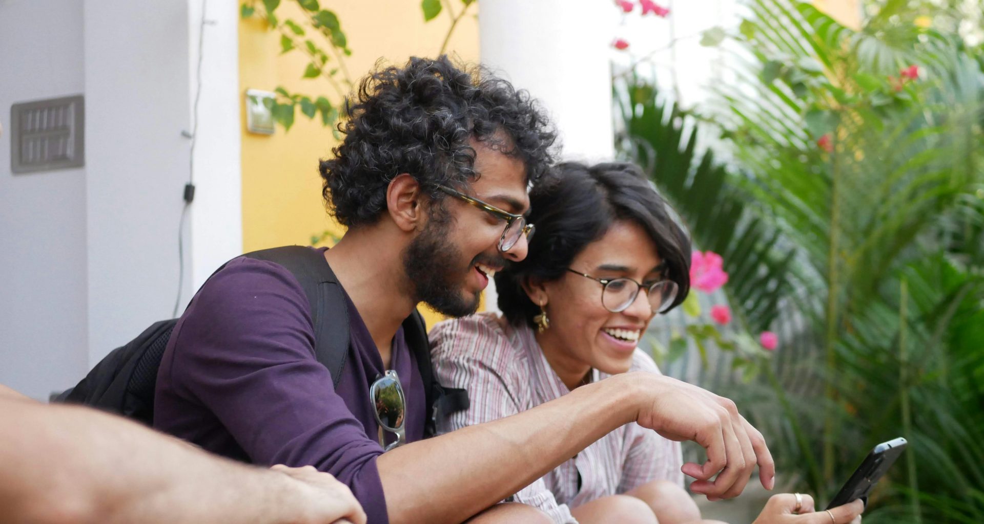 mann-im-schwarzen-poloshirt-sitzt-neben-frau-im-lila-hemd-Y4zNMW3pQAs