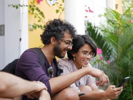 mann-im-schwarzen-poloshirt-sitzt-neben-frau-im-lila-hemd-Y4zNMW3pQAs