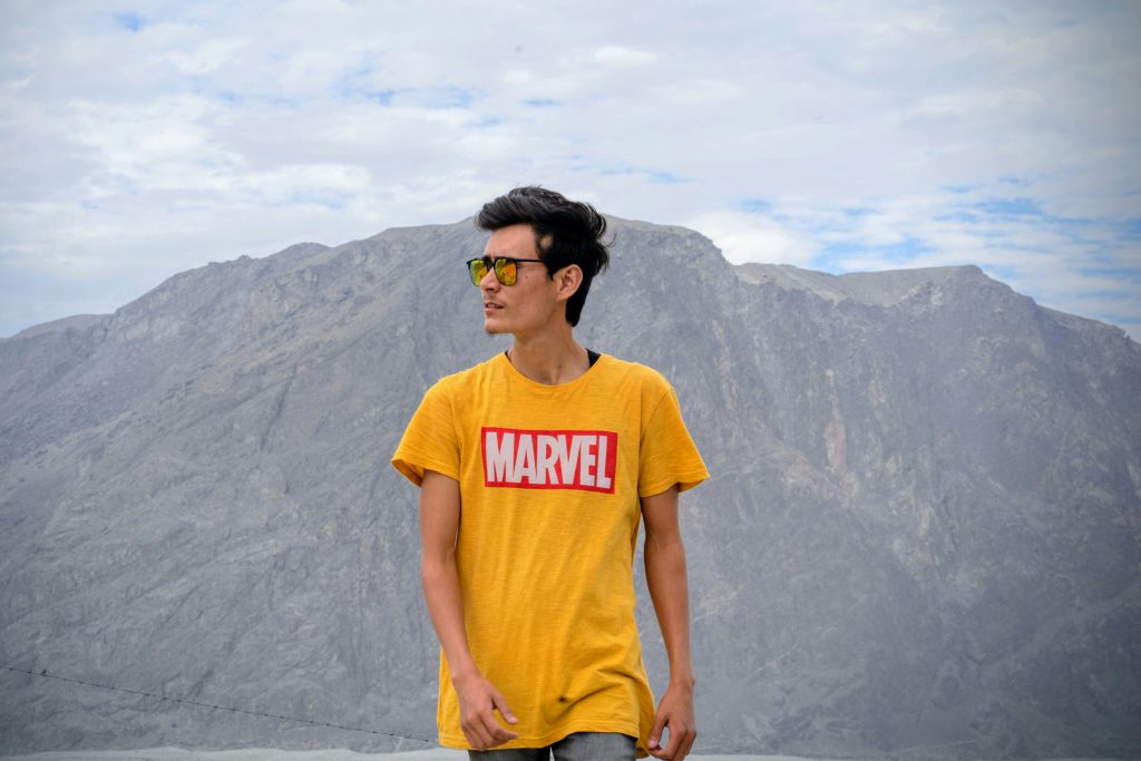 mann-in-blauem-rundhals-t-shirt-in-der-nahe-des-berges-unter-weissen-wolken-tagsuber-cLgMiS_5GNY