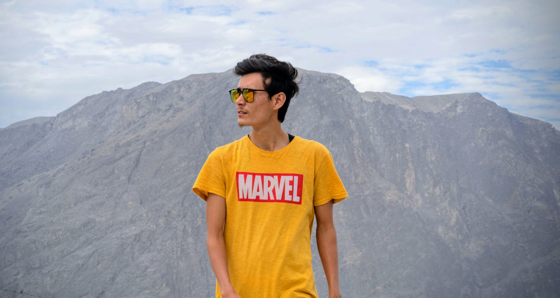 mann-in-blauem-rundhals-t-shirt-in-der-nahe-des-berges-unter-weissen-wolken-tagsuber-cLgMiS_5GNY