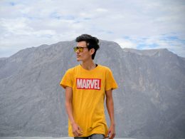 mann-in-blauem-rundhals-t-shirt-in-der-nahe-des-berges-unter-weissen-wolken-tagsuber-cLgMiS_5GNY