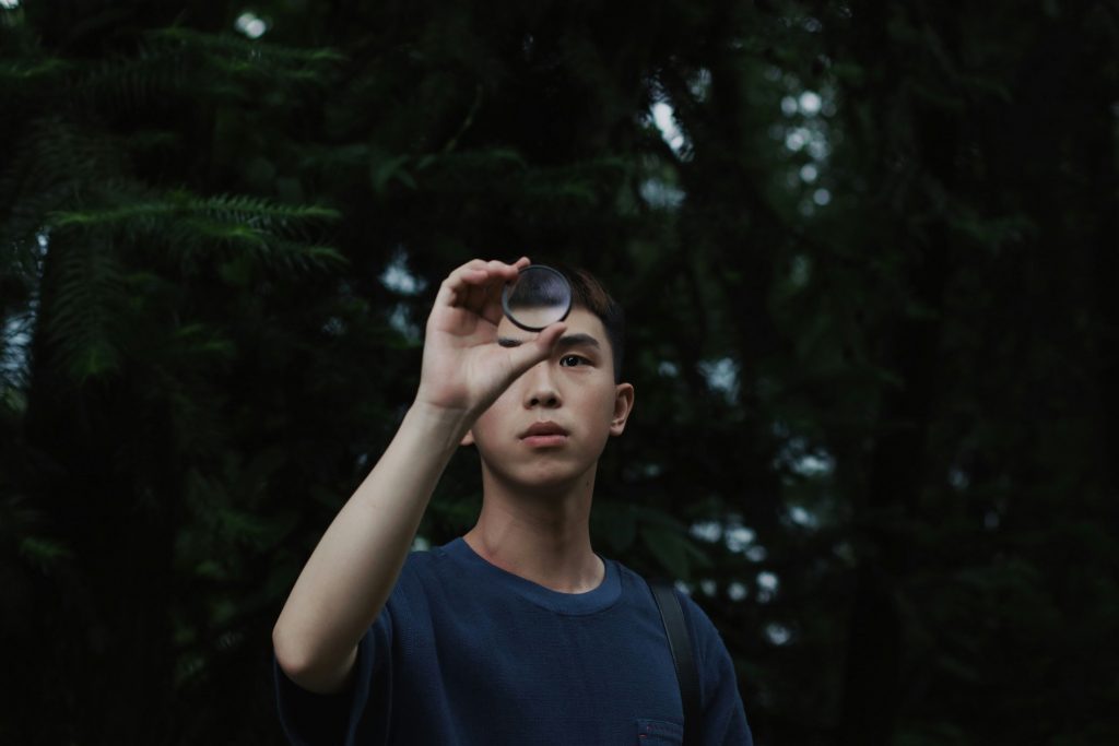 mann-im-grauen-hemd-mit-rundhalsausschnitt-und-rundem-glas-cSZdOyvqghY