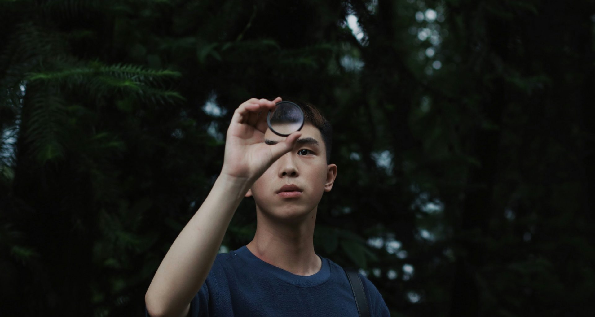 mann-im-grauen-hemd-mit-rundhalsausschnitt-und-rundem-glas-cSZdOyvqghY