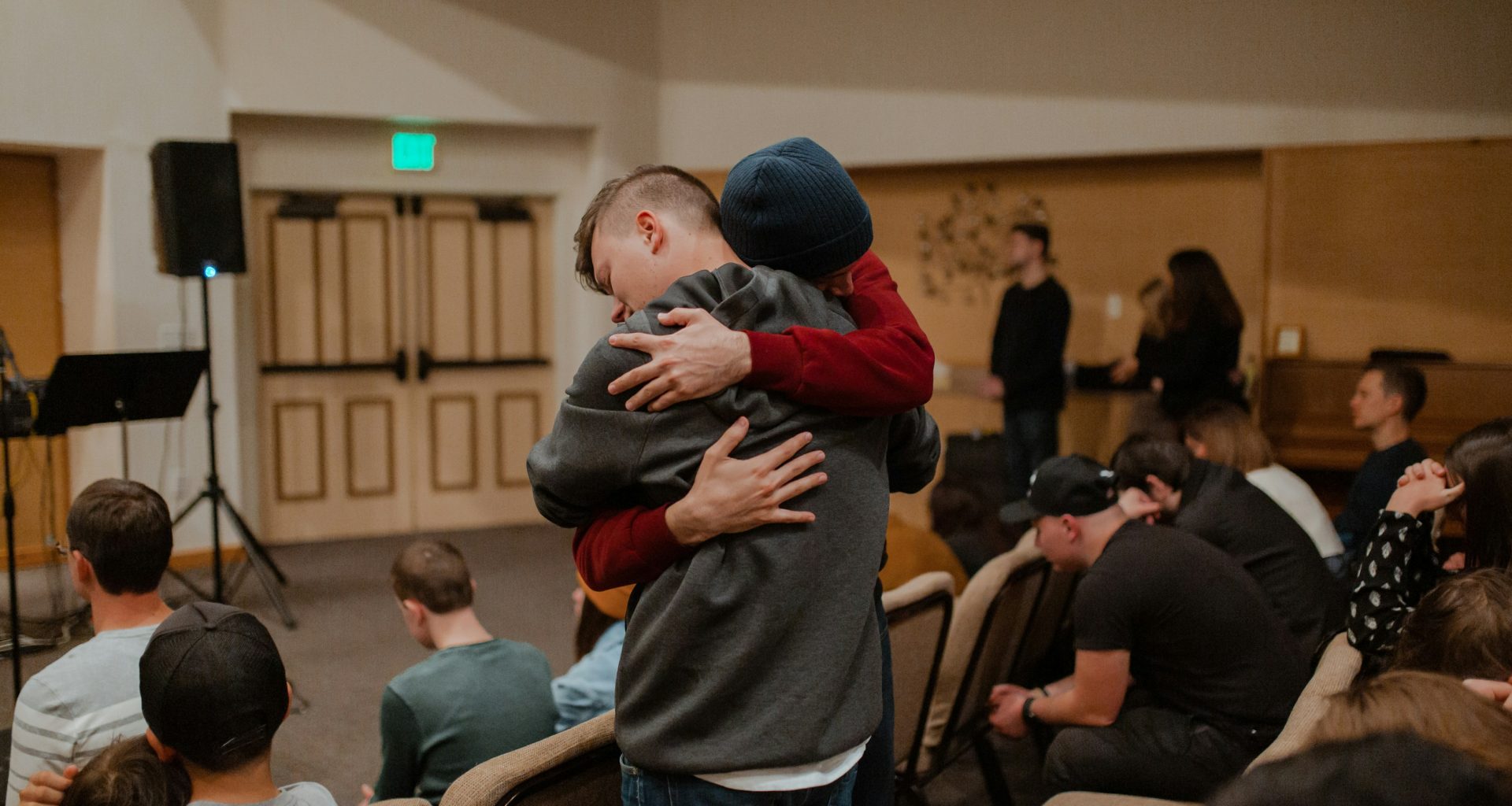 mann-im-grauen-pullover-tragt-frau-in-schwarzer-jacke-Z5ZdkWjMTCY