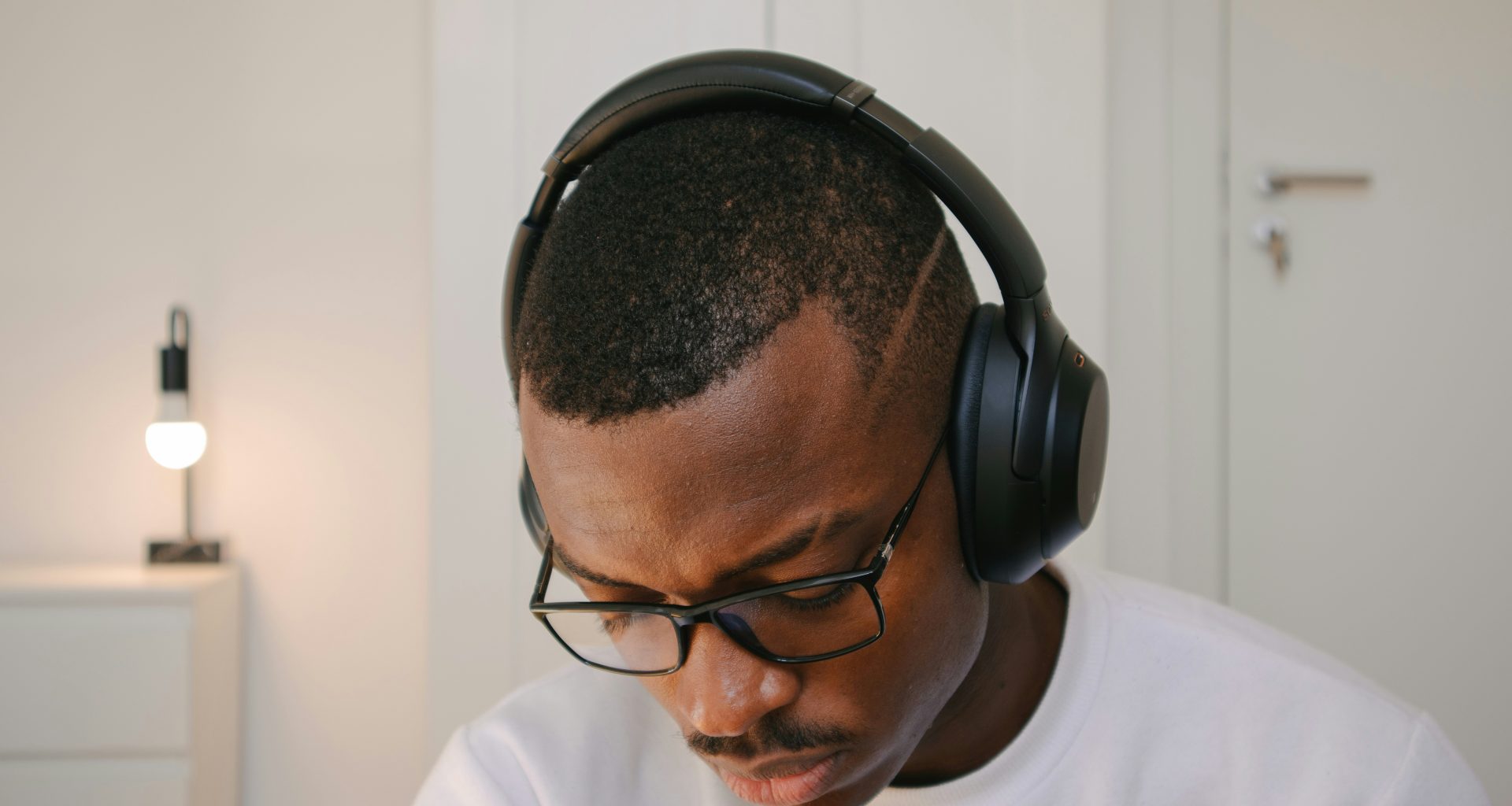 mann-im-weissen-rundhalsshirt-mit-schwarzen-kopfhorern-KZlbQIzDBpg