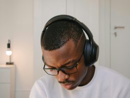 mann-im-weissen-rundhalsshirt-mit-schwarzen-kopfhorern-KZlbQIzDBpg