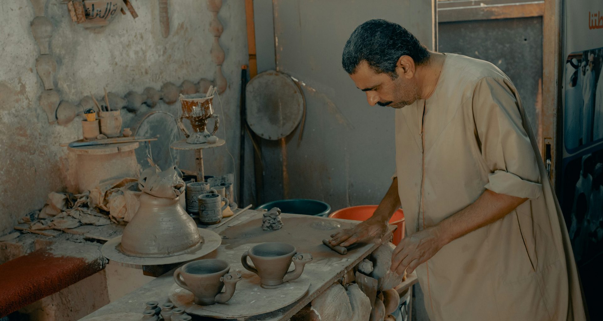 mann-im-weissen-hemd-mit-braunem-holzschneidebrett-1a2qJMTODrk