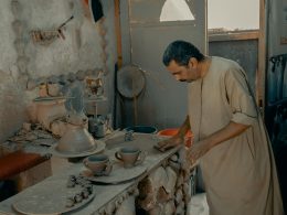 mann-im-weissen-hemd-mit-braunem-holzschneidebrett-1a2qJMTODrk