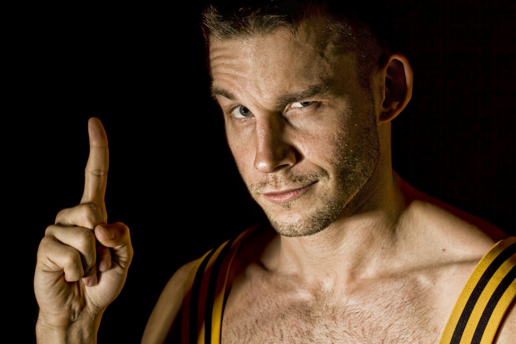 mann-zeigt-nach-oben-n6EdYIwpqp4