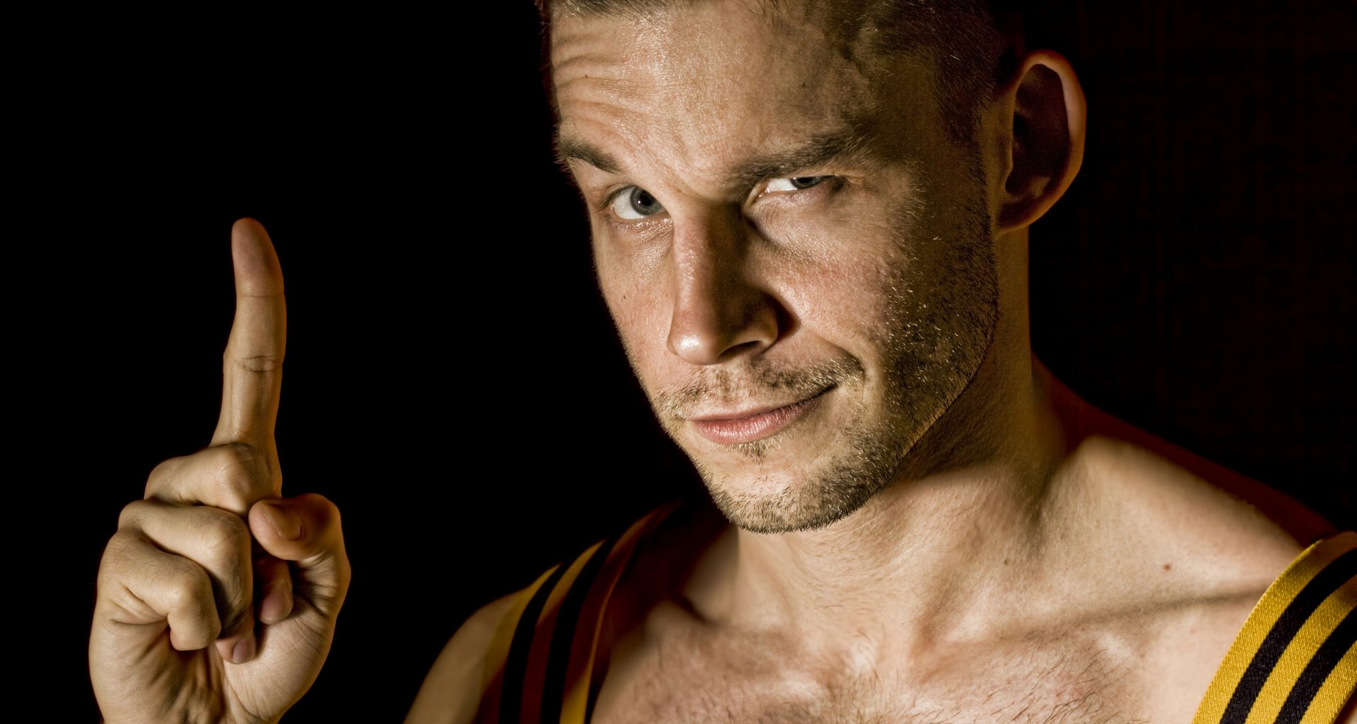 mann-zeigt-nach-oben-n6EdYIwpqp4