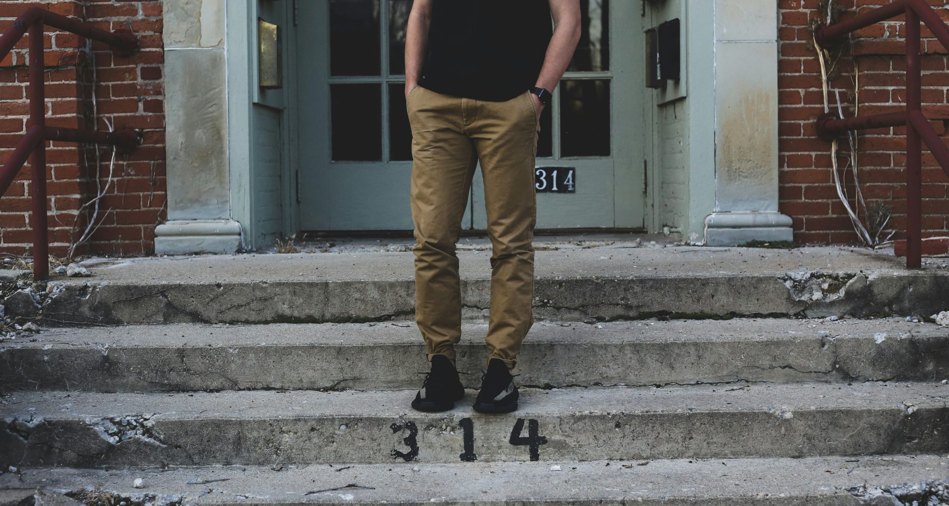 mann-legte-seine-hand-auf-seine-tasche-wahrend-er-auf-der-treppe-stand-wtjhLcxLDoQ