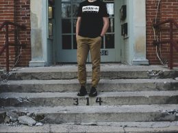 mann-legte-seine-hand-auf-seine-tasche-wahrend-er-auf-der-treppe-stand-wtjhLcxLDoQ