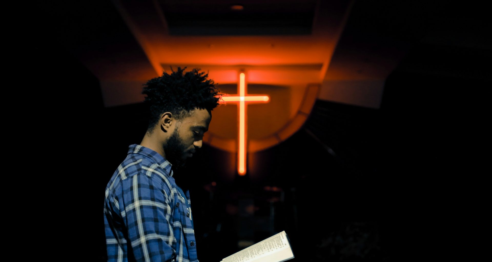 mann-liest-buch-vYpH6xSdBH8