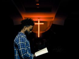 mann-liest-buch-vYpH6xSdBH8