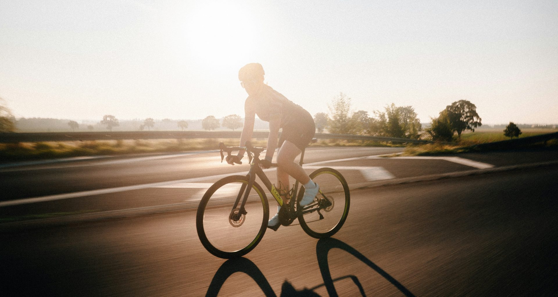 mann-der-tagsuber-fahrrad-auf-der-strasse-fahrt-R4lUCF2EBW0