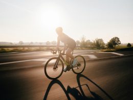 mann-der-tagsuber-fahrrad-auf-der-strasse-fahrt-R4lUCF2EBW0