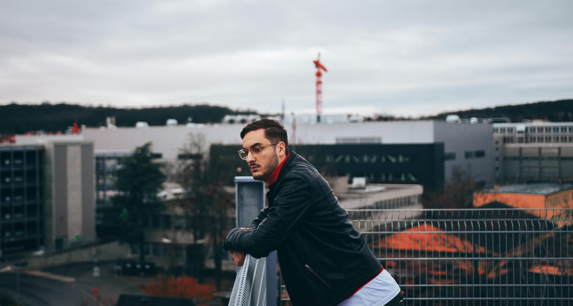 mann-steht-neben-gelander-L-4Xbxkmy9g