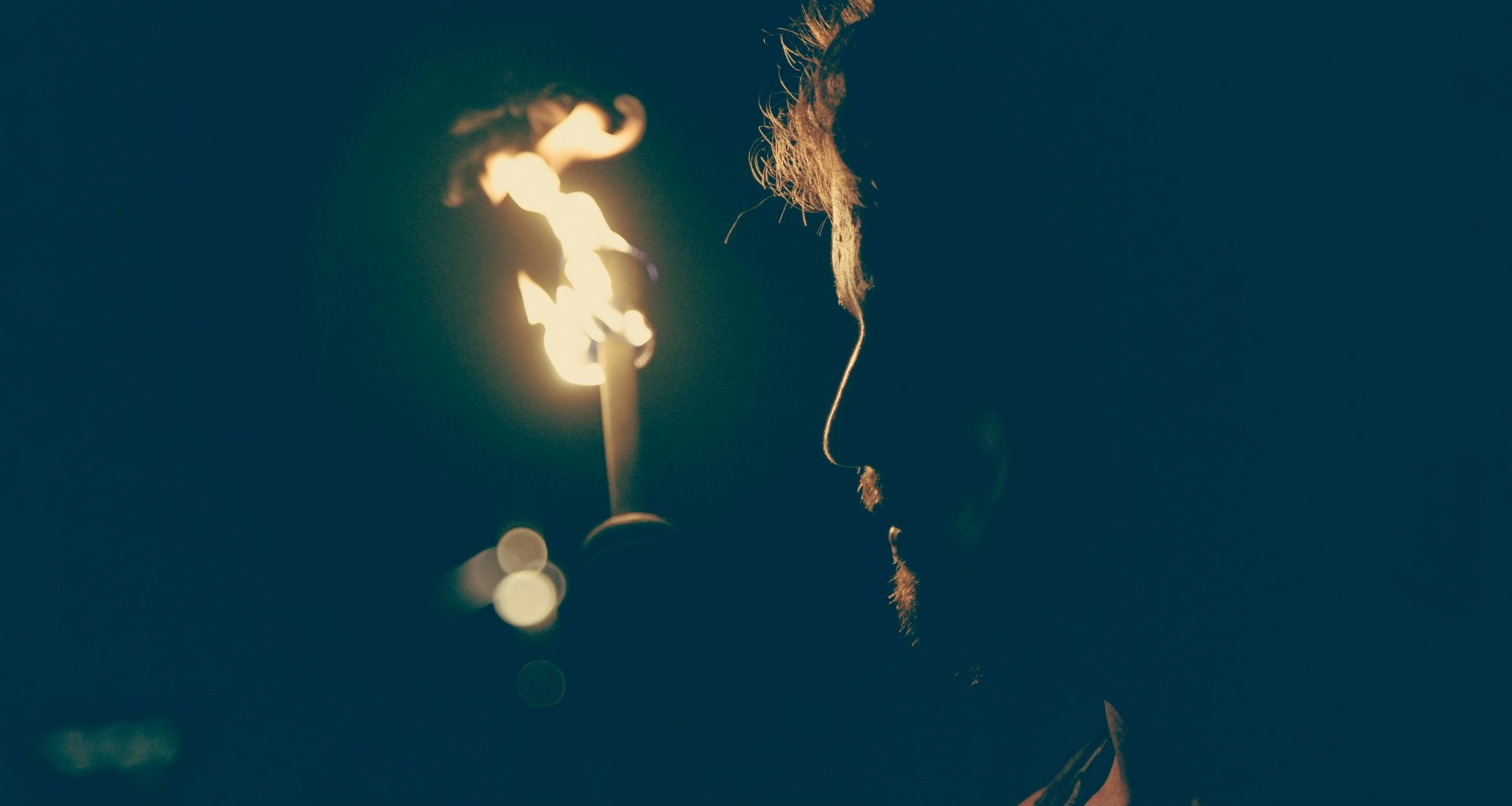 mann-steht-vor-kerze-2O2h72YF76A