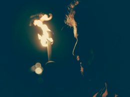 mann-steht-vor-kerze-2O2h72YF76A