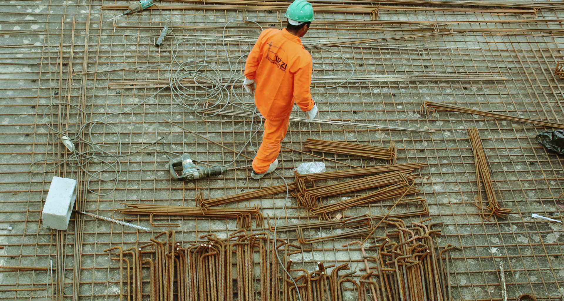 man-walking-on-construction-site-4zwozQxDbD4