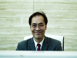 mann-im-formellen-anzug-sitzt-und-lachelt-yxWse2QgliY