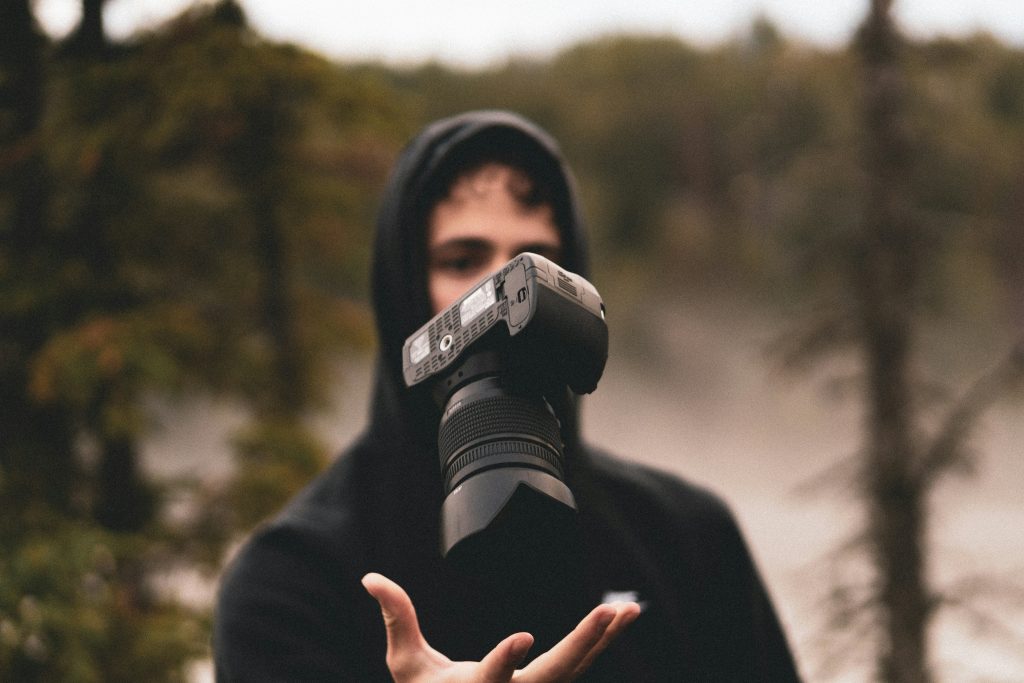 mann-mit-dslr-kamera-4v9L08IcZLM