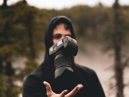 mann-mit-dslr-kamera-4v9L08IcZLM