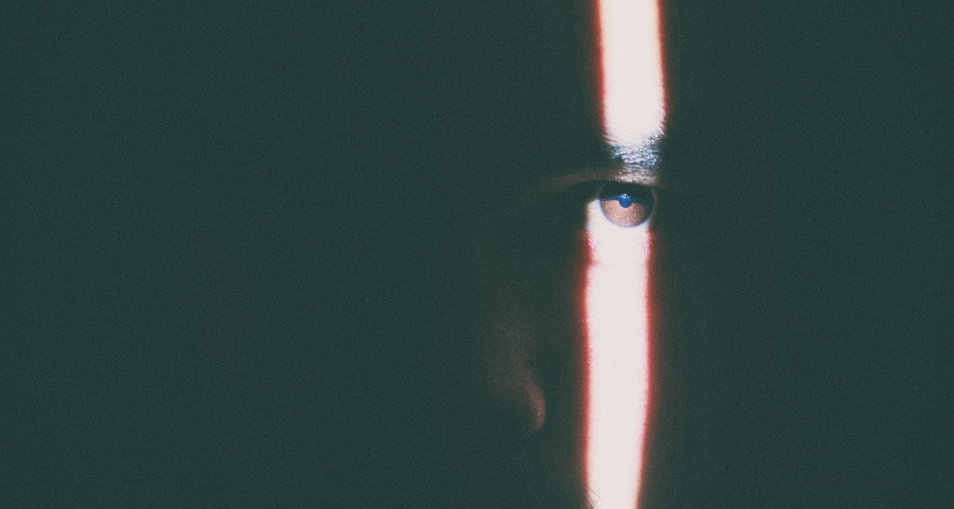 das-auge-des-mannes-wird-vom-sonnenlicht-erleuchtet-PnCcHbyOEBo