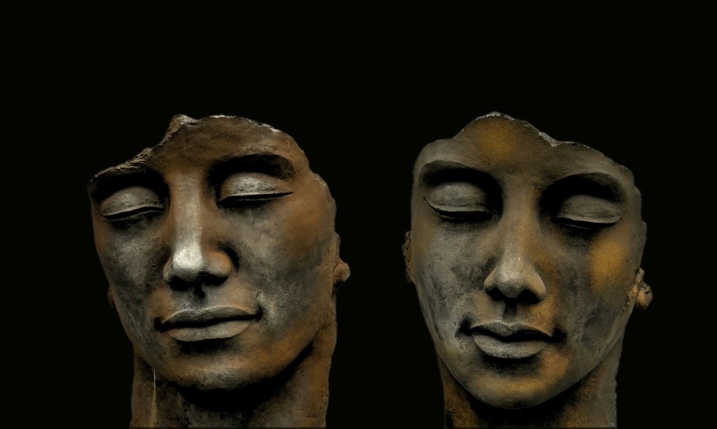 mannergesicht-auf-schwarzer-oberflache-geschnitzt-0AnQmPN-MPM