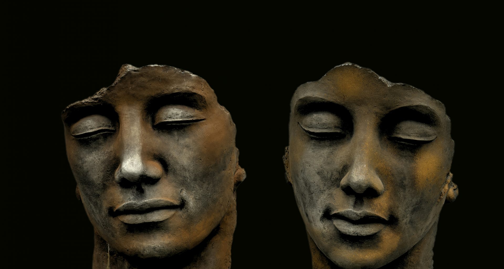 mannergesicht-auf-schwarzer-oberflache-geschnitzt-0AnQmPN-MPM