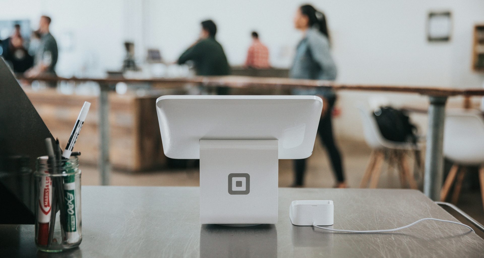 monitor-auf-dem-schreibtisch-LTDuGUByp6Y