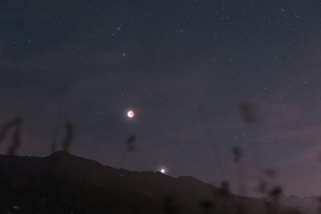 mond-und-berg-LvdPyV2-F5s