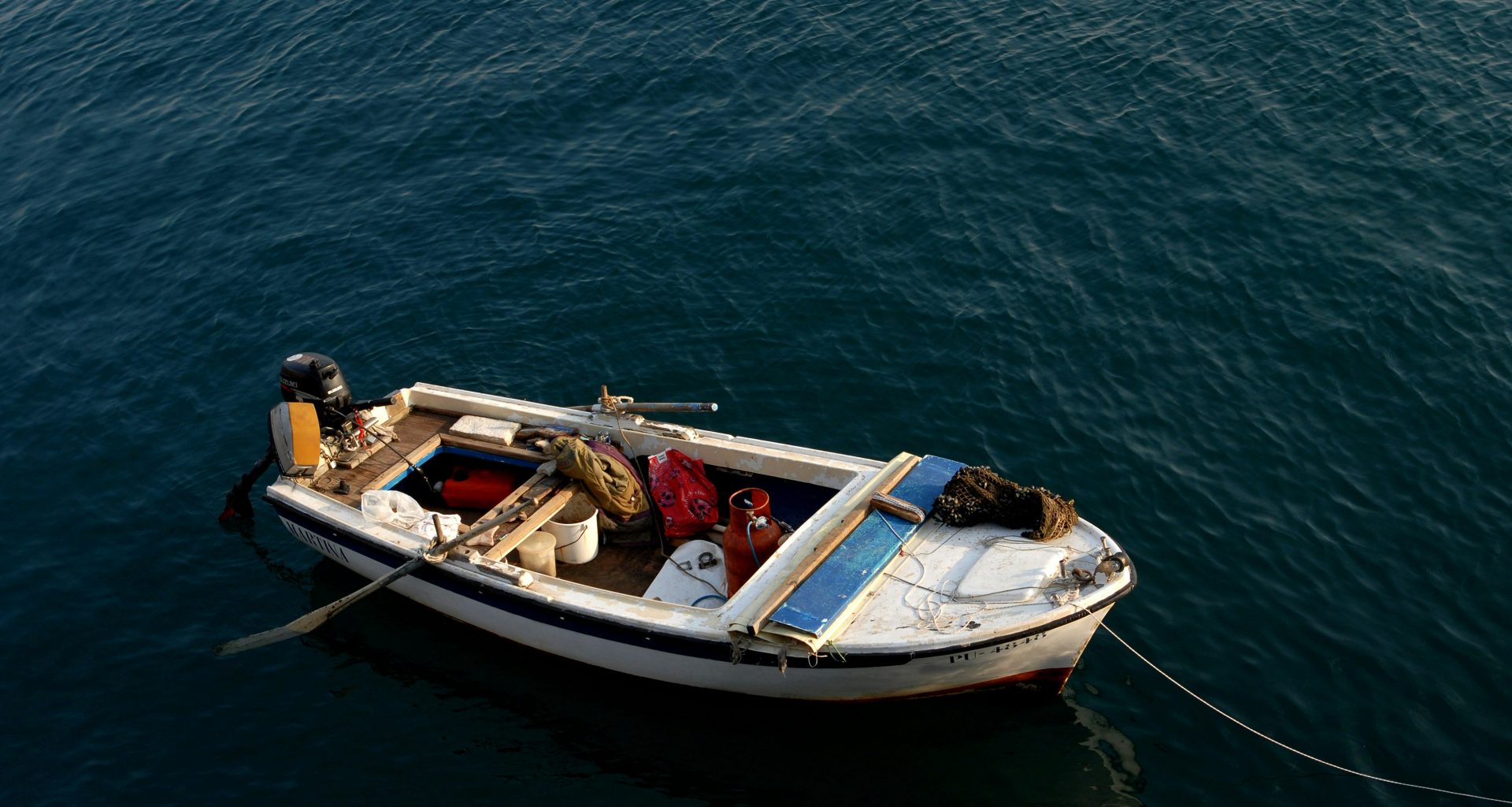 motorboot-auf-gewasser-k2UOU-2hM5c