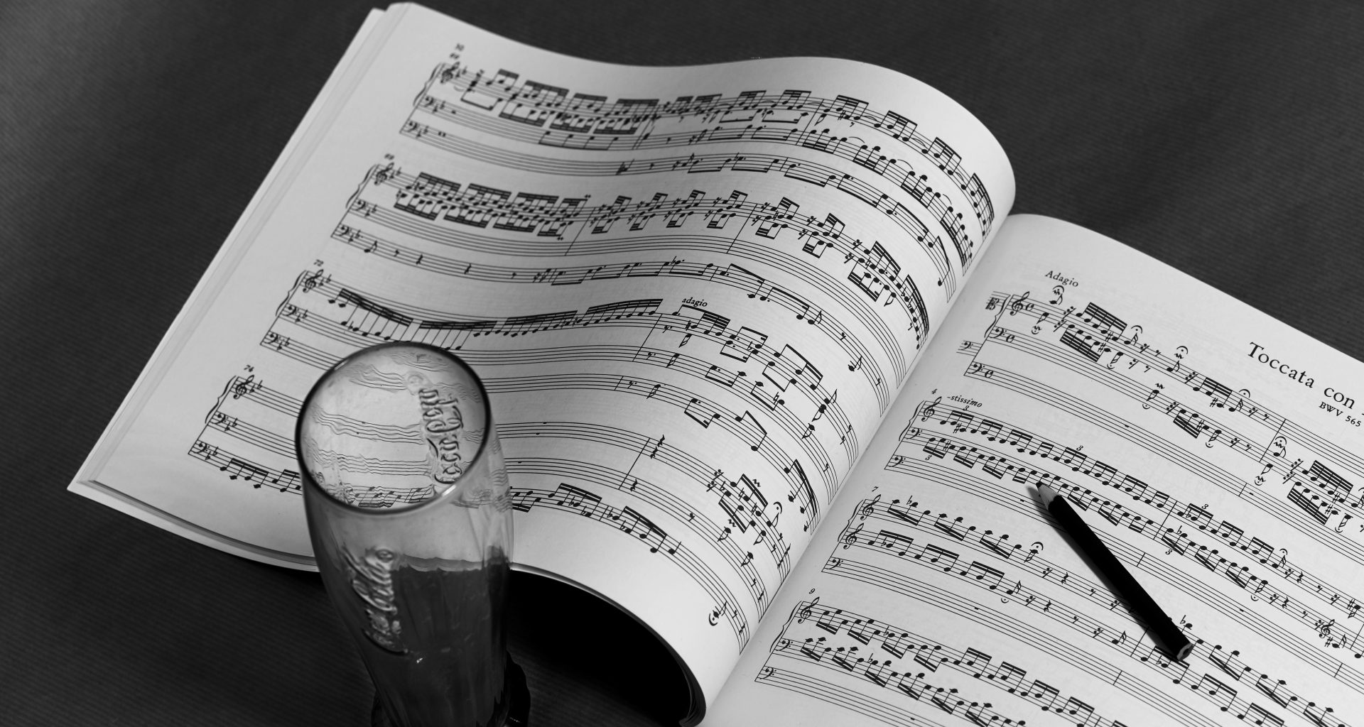 noten-auf-schwarzem-tisch-5kAEhOx90DA